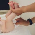 Jak prawidłowo przewijać noworodka, żeby było bezpiecznie i wygodnie