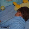 Kiedy niemowlę śpi dłużej w nocy i co może oznaczać?