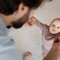 Jak trzymać niemowlę do odbicia, aby było bezpieczne i wygodne
