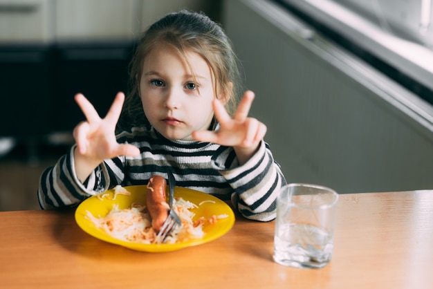 Dlaczego dziecko nie odbija po jedzeniu i co może to oznaczać