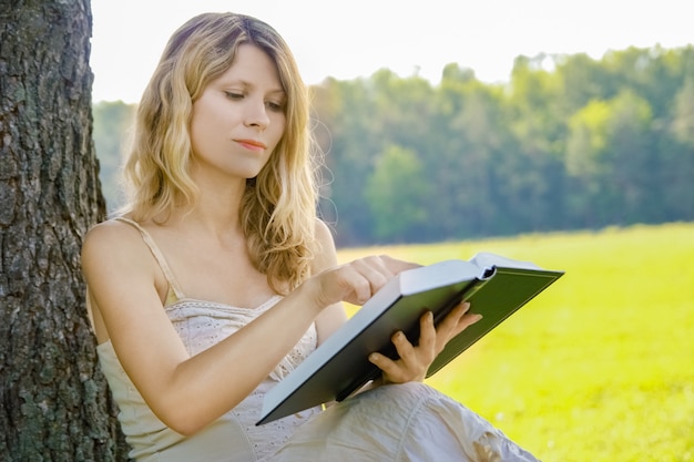 Dlaczego warto czytać bajki i baśnie dzieciom przed snem?