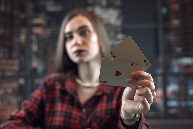 Jak można grać w karty w domowym zaciszu?