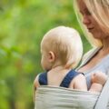 Jak nosić niemowlę, żeby się odbiło i zachować spokój podczas karmienia