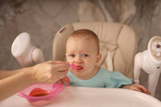 Czy wybudzać niemowlę do karmienia zawsze jest konieczne?