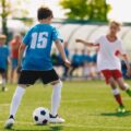Obóz piłkarski dla dzieci jako inwestycja w rozwój młodego sportowca – na co zwrócić uwagę przy wyborze?