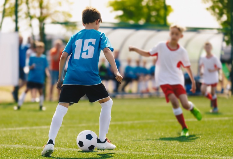 Obóz piłkarski dla dzieci jako inwestycja w rozwój młodego sportowca – na co zwrócić uwagę przy wyborze?